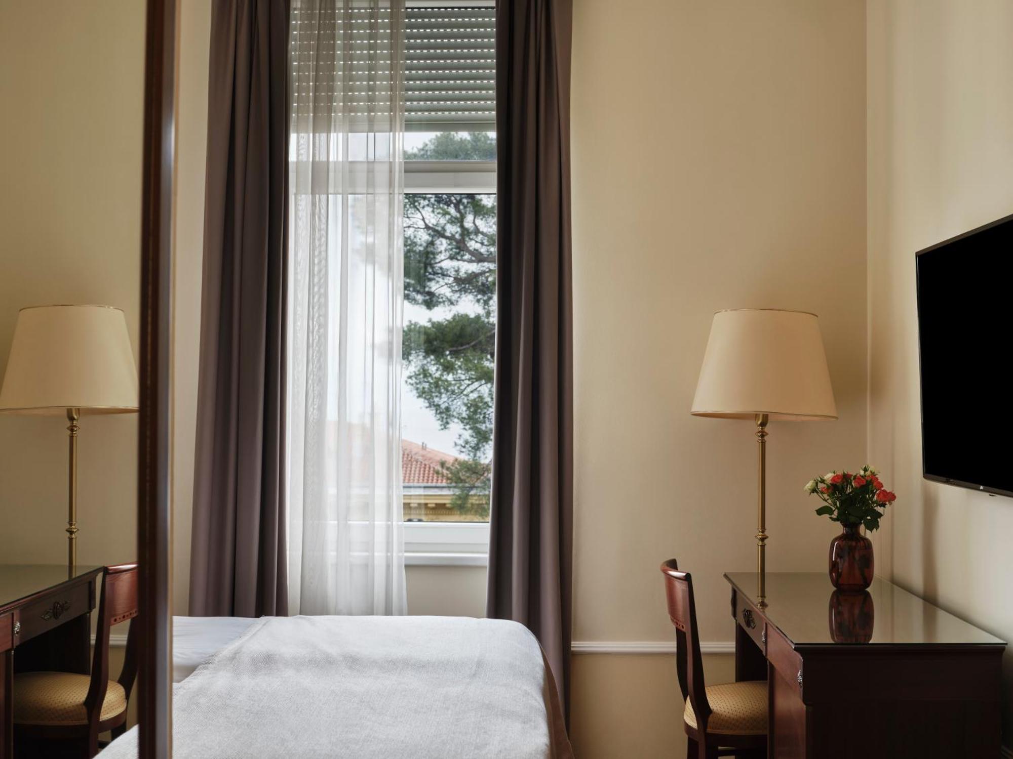 Standard Doppel- oder Zweibettzimmer mit Meerblick
